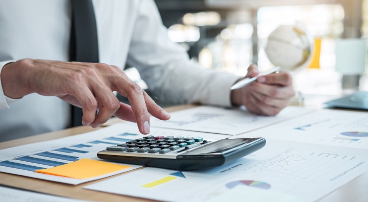 What Are the Pros and Cons of a Defined Benefit Plan?